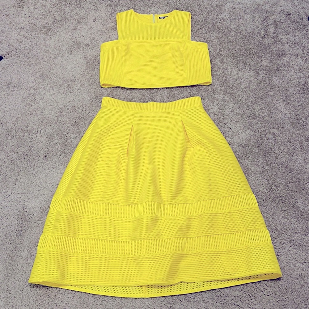 Yellow Outfit - Picture 1 of 7